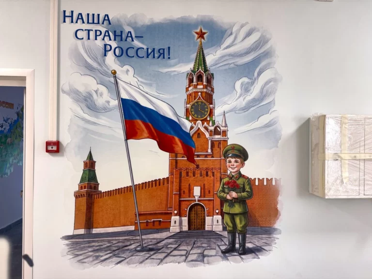 Пример вертикальной печати на стене от компании ULTRAPRINT