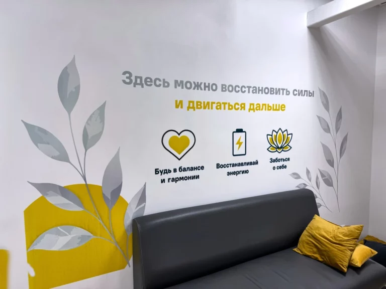 Пример вертикальной печати на стене от компании ULTRAPRINT