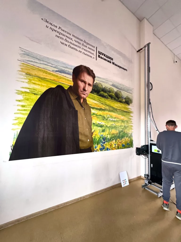 Пример вертикальной печати на стене от компании ULTRAPRINT