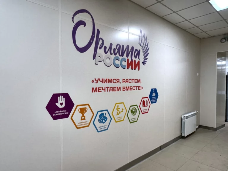 Пример вертикальной печати на стене от компании ULTRAPRINT