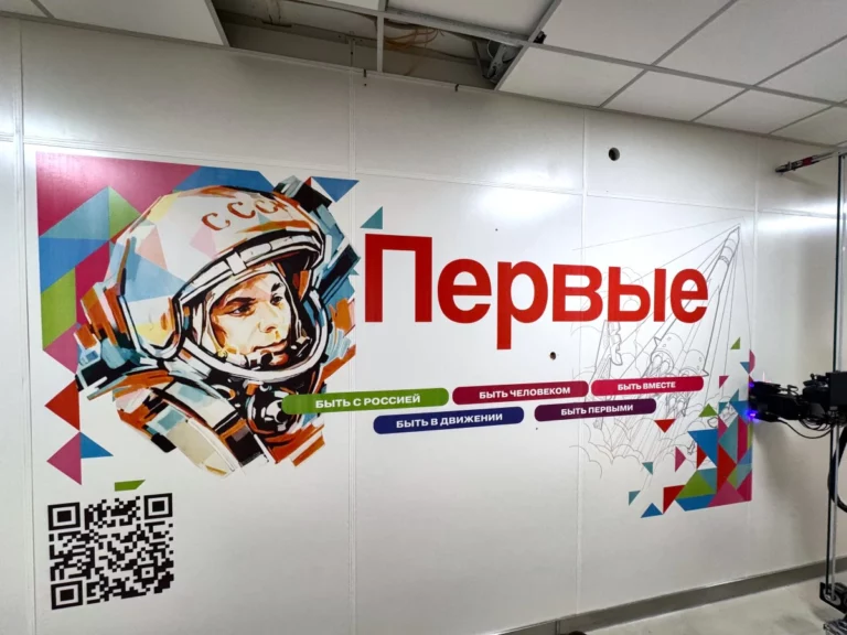 Пример вертикальной печати на стене от компании ULTRAPRINT