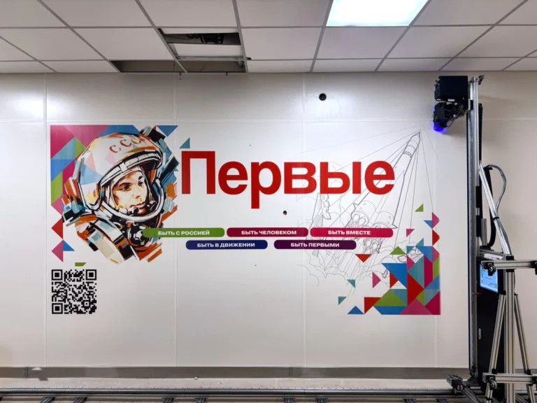 Пример вертикальной печати на стене от компании ULTRAPRINT